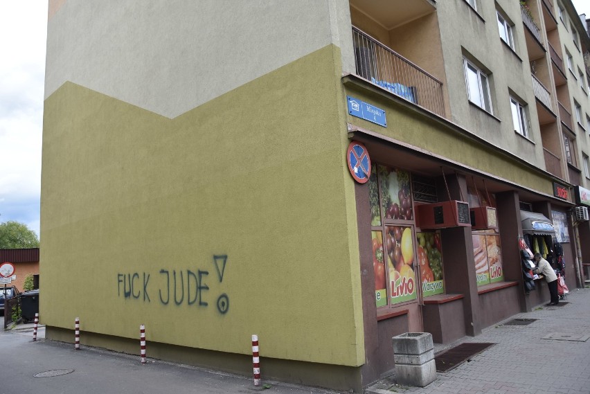Antysemityzm w Rybniku - obraźliwe napisy na bloku obok Urzędu Miasta