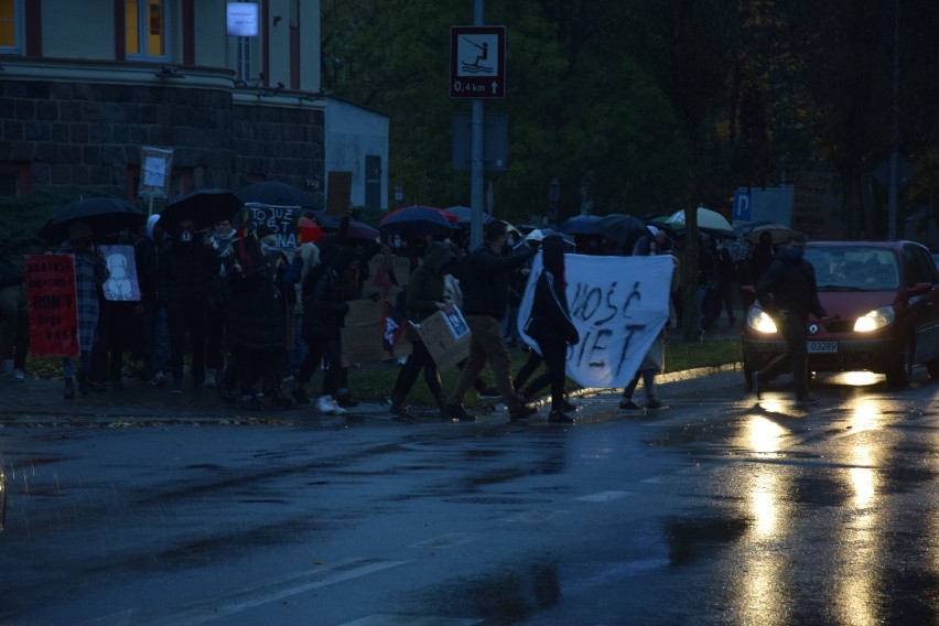 Kolejny dzień protestów w Szczecinku. Słowne utarczki koło figury księżnej Jadwigi [zdjęcia]
