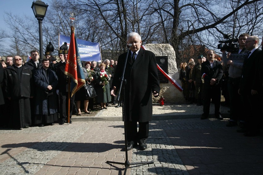 Pomnik Smoleński w Mysłowicach. Atak wandala, wizyta Jarosława Kaczyńskiego