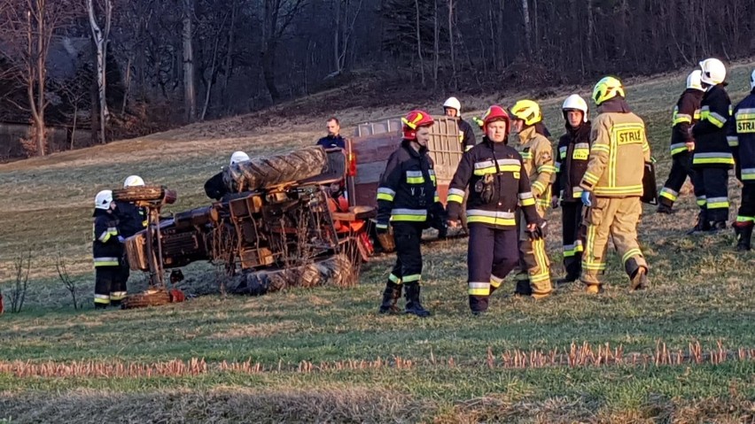 Rozdziele. Tragiczny wypadek traktorzysty, rolnik zginął na miejscu [ZDJĘCIA]