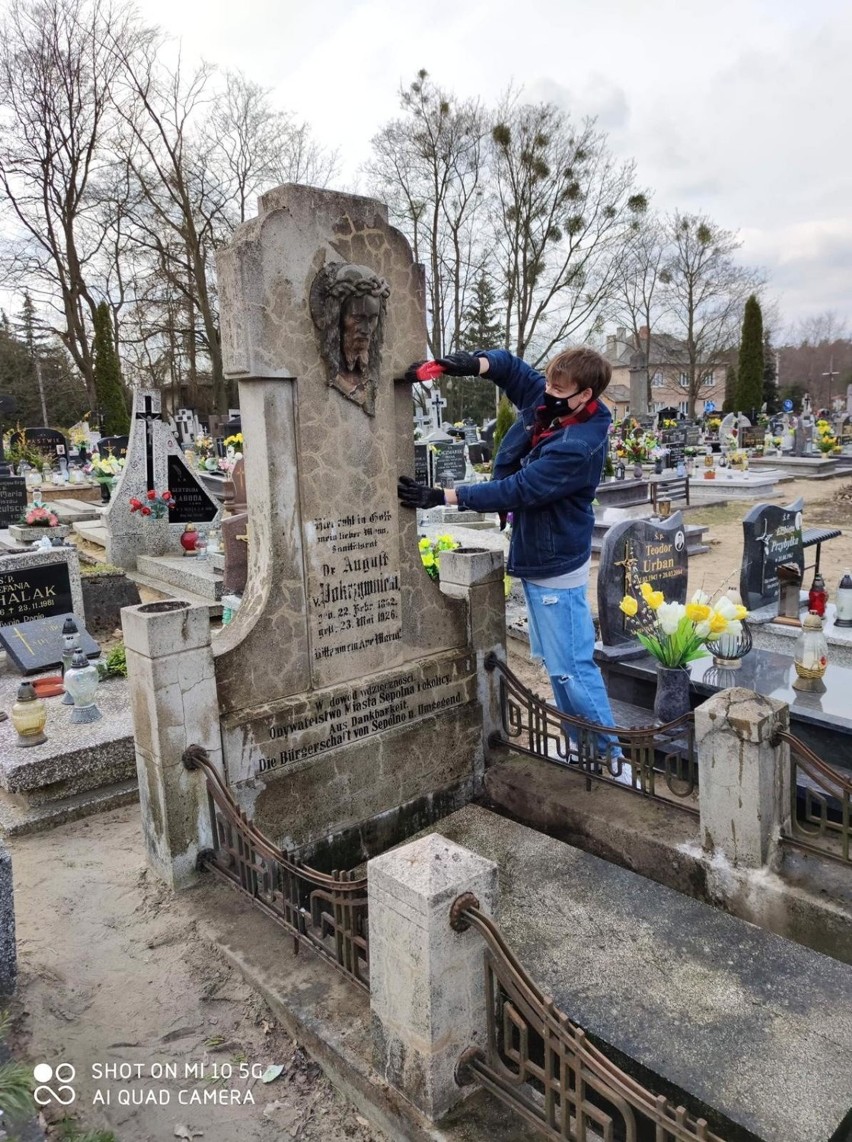 Radny z Sępólna Artur Juhnke do uporządkowania grobów...