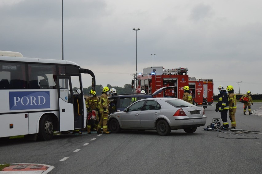 Wypadek autokaru wiozącego dzieci. Ćwiczenia strażaków i policjantów na Autodromie w Pszczółkach |ZDJĘCIA