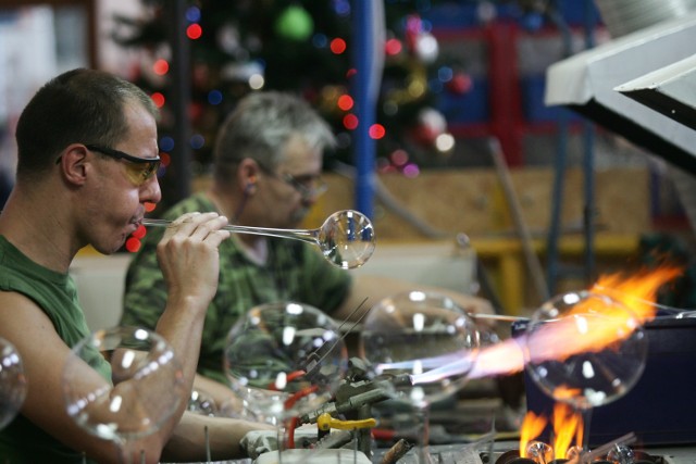 Oni tworzą bombki choinkowe