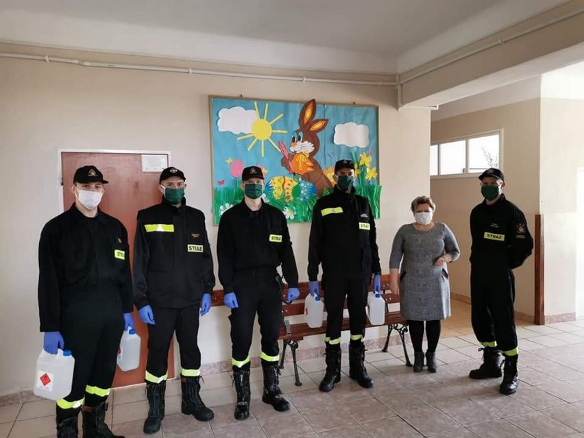 Komenda straży pożarnej w Opocznie i OSP przekazali do szkół prawie 4 tys. litrów płynu dezynfekującego [zdjęcia]