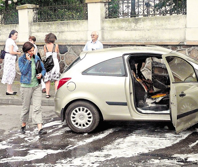 Samochód został zniszczony, a straty zostały wycenione na około 28 tysięcy złotych
