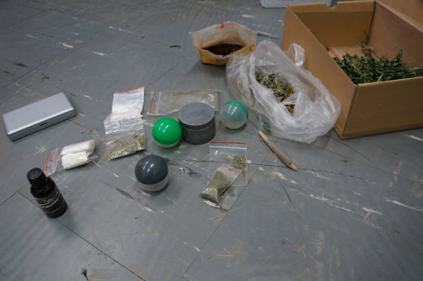 W mieszkaniu policjanci znaleźli broń i narkotyki