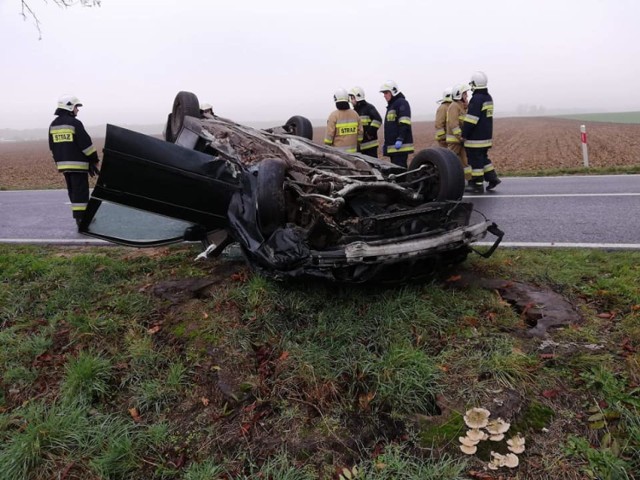 Dziś w Dąbrowie pod Wronkami dachował samochód osobowy - poszkodowanym pomagali strażacy z OSP Chrzypsko Wielkie i JRG Międzychód (10.11.2019).