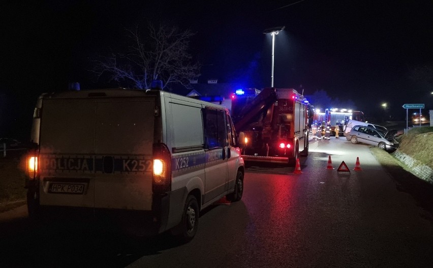 Wypadek w Trójczycach niedaleko Przemyśla. W zderzeniu opla z renault poszkodowane zostały dwie osoby [ZDJĘCIA]