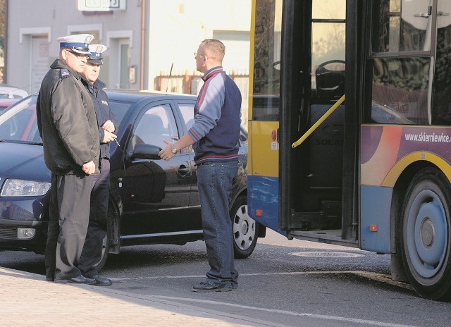 Kierowca autobusu MZK tłumaczy policjantom, dlaczego doszło do uszkodzenia skody
