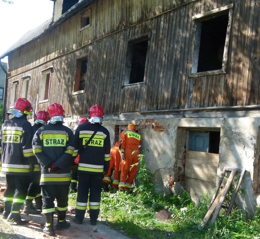 Runął strop w pustostanie przy ul. Przedborskiej. Strażacy przeszukiwali gruzy