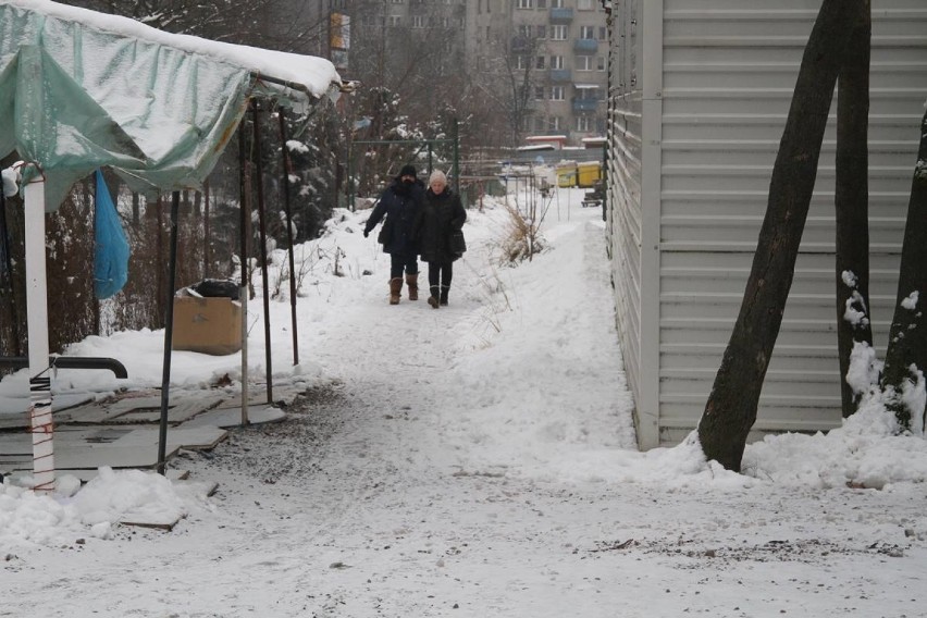 Ślizgawica i śnieg na kieleckim bazarze. Kobieta złamała nogę
