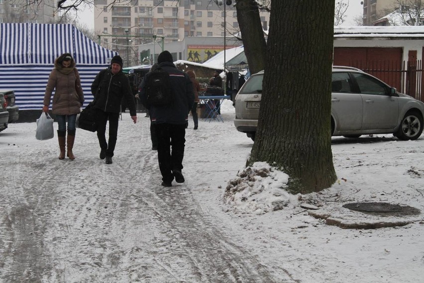 Ślizgawica i śnieg na kieleckim bazarze. Kobieta złamała nogę