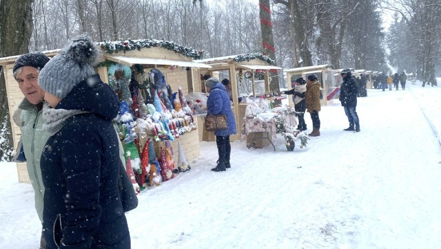 Chociaż od rana w sobotę padał śnieg to jednak ferkwencja na jarmarku w Dworze Kulik dopisała.