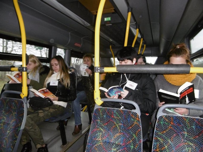 Happening słupskich uczniów w autobusach miejskich [zdjęcia, wideo]