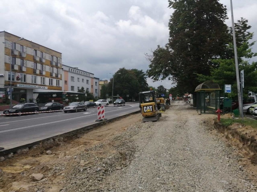 Trwa przebudowa chodników przy ulicy Mickiewicza w...
