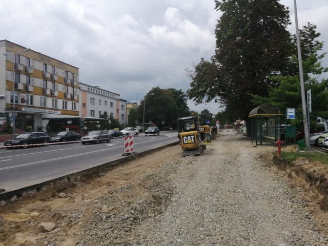 Trwa przebudowa chodników przy ulicy Mickiewicza w Sandomierzu. Obecnie prace koncentrują się przy przystanku autobusowym, w sąsiedztwie siedziby Starostwa Powiatowego.