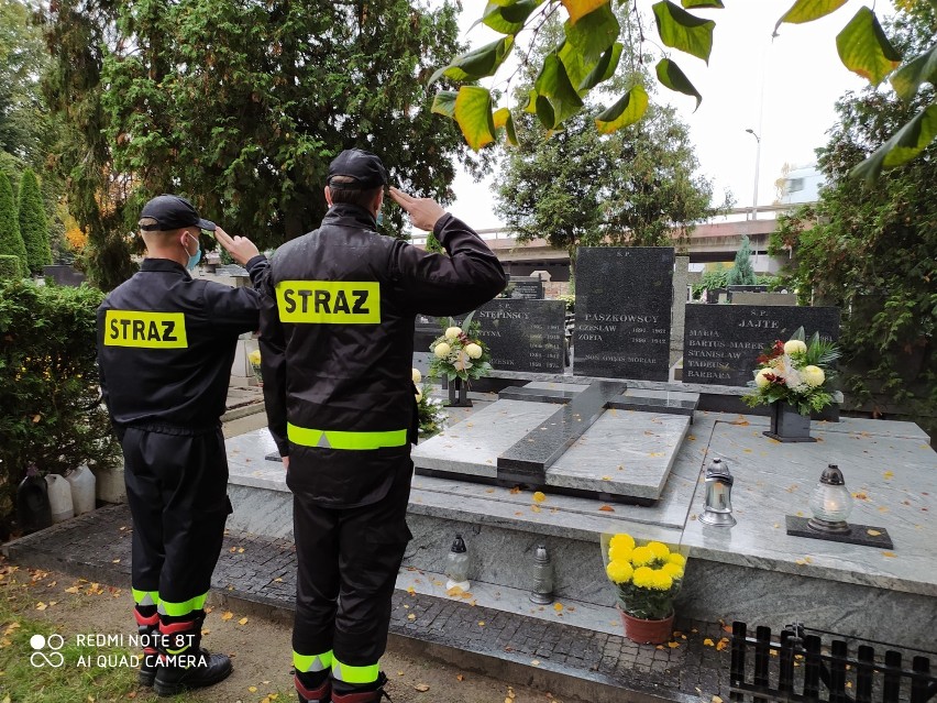 Strażacy z Sieradza odwiedzili groby zmarłych druhów