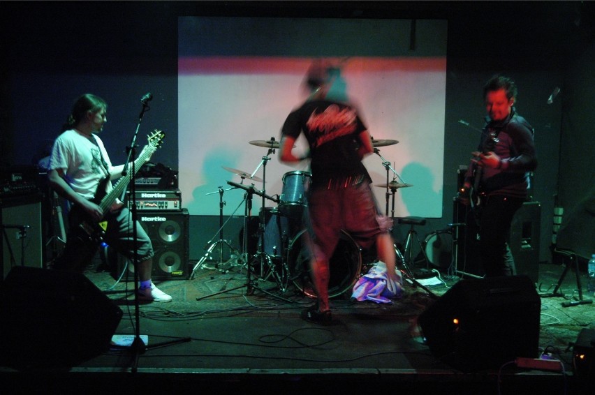 Grincore'owa formacja Ass to Mouth na scenie u Bazyla, 2008...