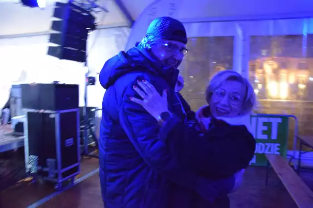 Serce i dusza Garage Bożena Obłamska w tańcu na koniec działalności lokalu ze Zbigniewem Gawrońskim, właścicielem Gaweksu