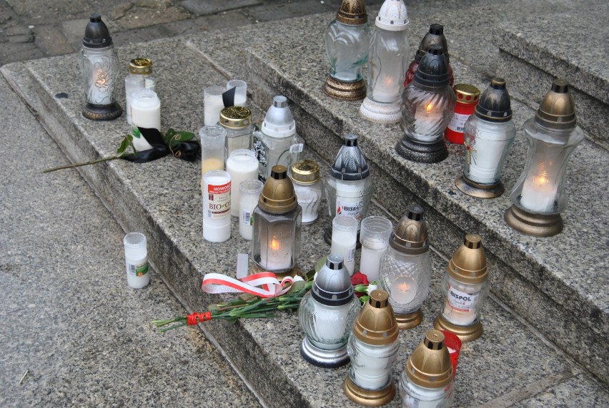 Kościan solidarny z Gdańskiem. Znicze wciąż się palą przy ratuszu