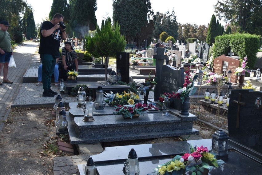 Oględziny grobu rodziny Sawickich na brzostowskim cemntarzu