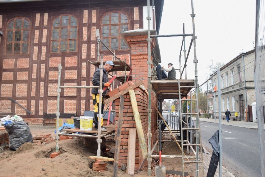 Malbork. Brama kościoła MBNP już odbudowana [ZDJĘCIA]. Nie będzie zagrażała przechodniom 