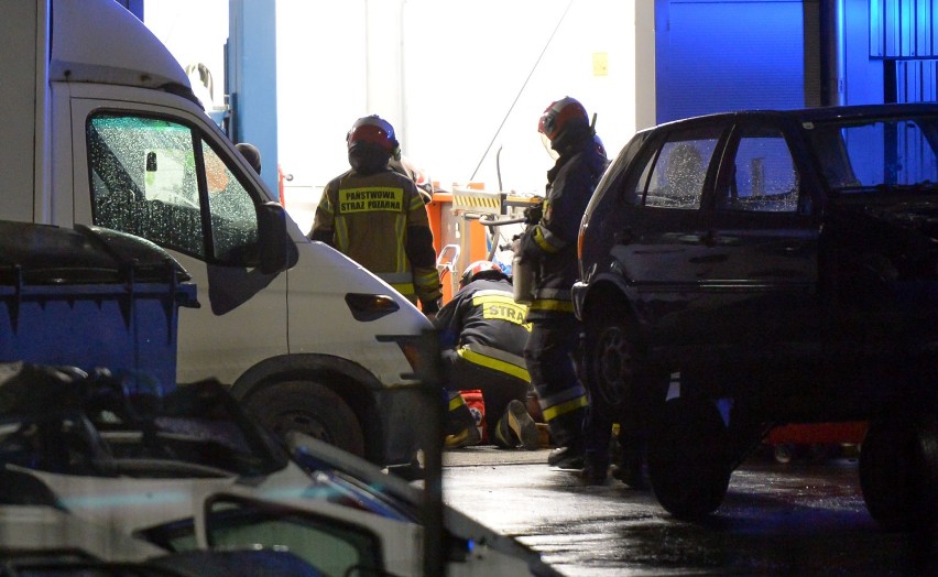 Wypadek na stacji demontażu pojazdów w Przemyślu. Mężczyznę przygniótł samochód [ZDJĘCIA]