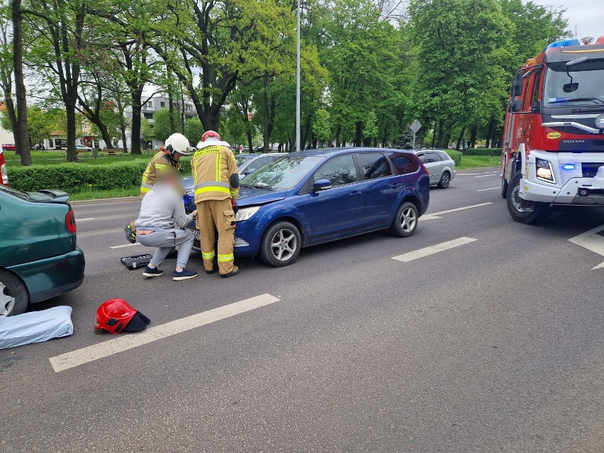 Karambol na Alejach Jana Pawła II w Lesznie. Zderzyło się kilka aut, jedna osoba została ranna