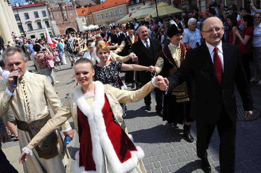 3 maja: Lublinianie zatańczyli poloneza. Po godz. 13 sprzed...