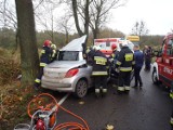 Wypadek w Kwilczu - kobieta uderzyła autem w przydrożne drzewo