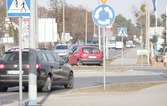 Włocławek wzbogaci się o nowe ronda: na skrzyżowaniach al. Jana Pawła II z ulicami: Zachodnią i Brzezinową, Pocztową i Michelińską, Łosią i Botaniczną oraz Wiązową i Szkolną. Włocławianie obawiają się, że ronda dodatkowo utrudnią ruch na al. Jana Pawła II.