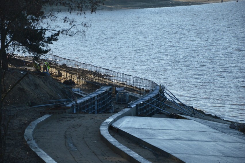 Tak zmieniają się tereny nad Zalewem Sulejowskim w Smardzewicach. Trwa rewitalizacja plaż  i mola [ZDJĘCIA]