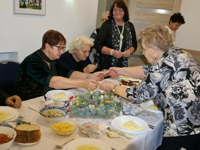 W Gminnym Ośrodku Kulturalno-Bibliotecznym w Skibinie zorganizowano wigilijne spotkanie dla samotnych. Były tradycyjne potrawy, dzielenie się opłatkiem i jasełka.