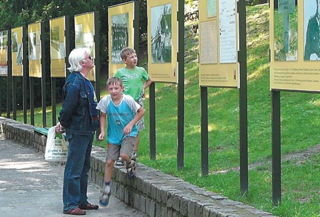 Ryszard Maciejewicz oglądał wystawę w parku Chrobrego w towarzystwie wnuków bliźniaków.