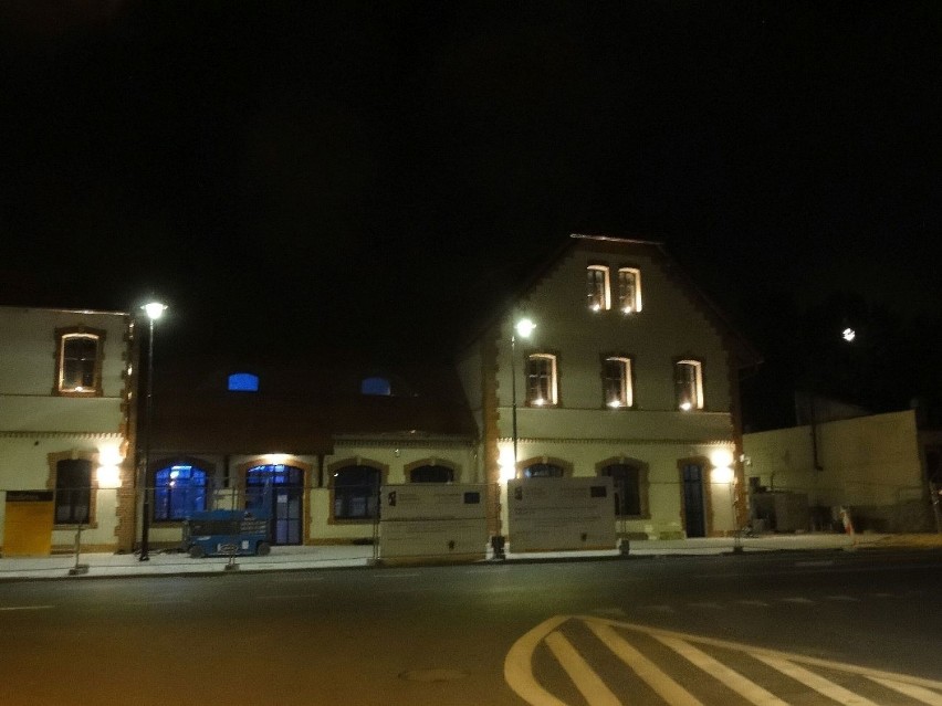 Nowy dworzec w Kartuzach nocą