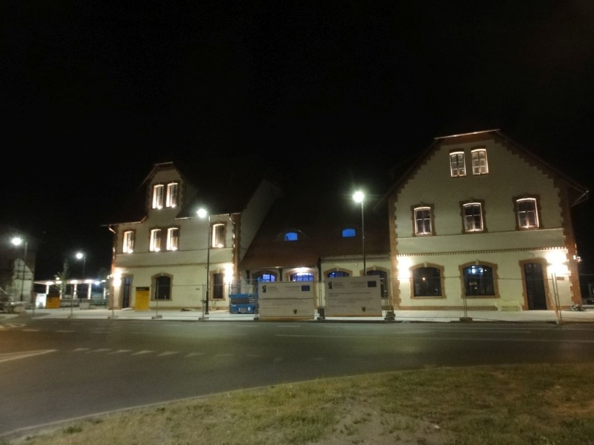 Nowy dworzec w Kartuzach nocą