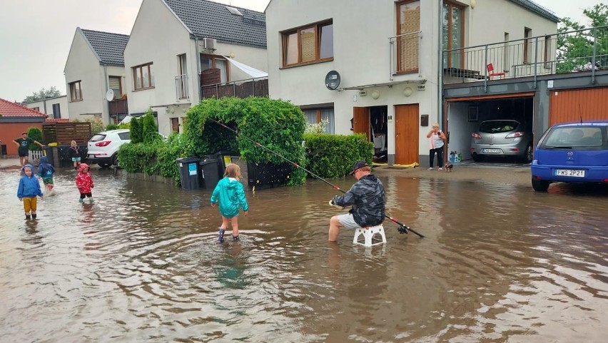 Zalana ulica Sygnałowa na Brochowie (boczna Konduktorskiej)