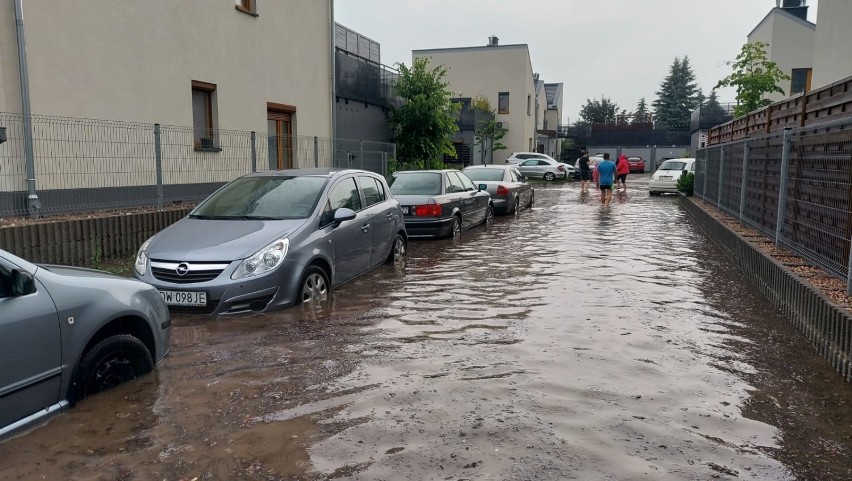 Zalana ulica Sygnałowa na Brochowie (boczna Konduktorskiej)