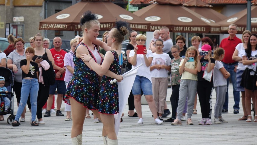 Pokaz zespołów mażoretkowych na Placu Marcinkowskiego w Rogoźnie [ZDJĘCIA]
