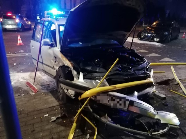 Zderzenie dwóch samochodów na skrzyżowaniu ul. Kalinkowej i Bydgoskiej w Grudziądzu. Jedna osoba trafiła do szpitala