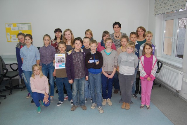 Młodzi redaktorzy "Gościszewka" z nauczycielkami opiekującymi się gazetką