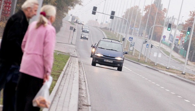 Wyremontowany odcinek „jedynki” w kierunku Torunia, już za blokami. Tutaj kierowcy chcieliby jechać szybciej niż 50 km na godzinę.