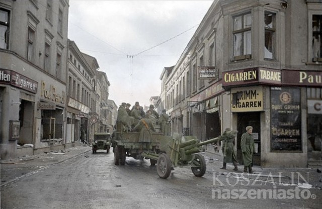 Widok na ul Zwycięstwa w kierunku dworca kolejowego. Narożny budynek po prawej stronie przetrwał walki, ale latem 1945 r. leżał w w gruzach. Dziś w tym  miejscu jest Cafe Mondo.