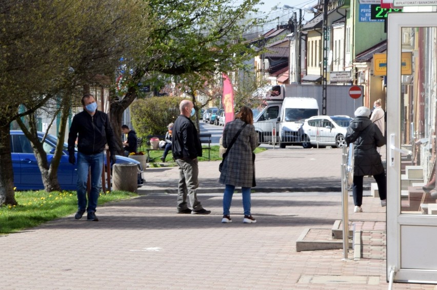 Staszów w nowej erze koronawirusa. Mieszkańcy karnie założyli maseczki? Zobaczcie [ZDJĘCIA]