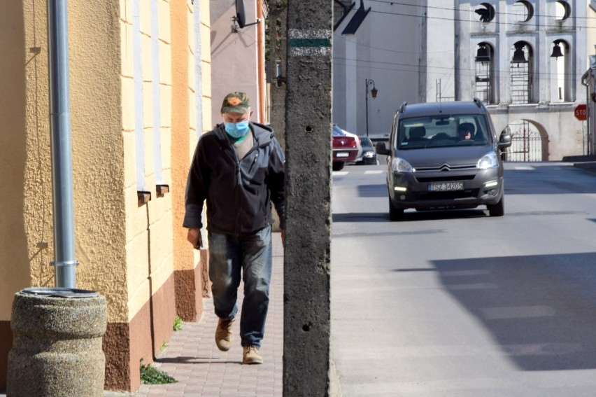 Staszów w nowej erze koronawirusa. Mieszkańcy karnie założyli maseczki? Zobaczcie [ZDJĘCIA]