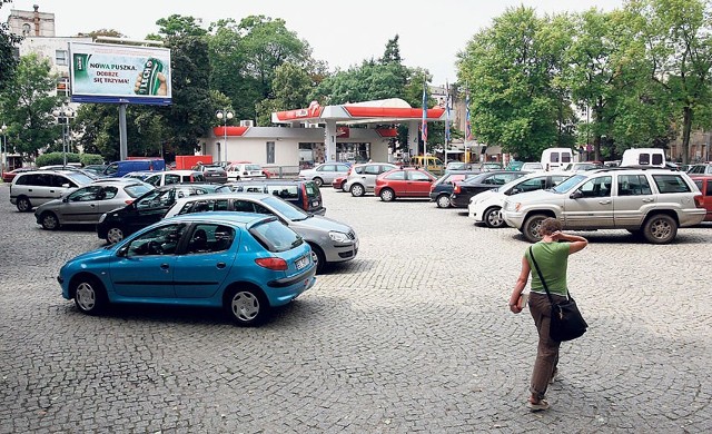 Na obecnym parkingu na pl. Komuny Paryskiej jest ok. 60 miejsc. W podziemnym ma być 5 razy więcej.