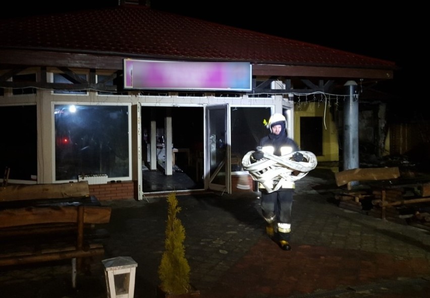 Nocny pożar restauracji w Cisach. Akcja gaśnicza trwała trzy godziny