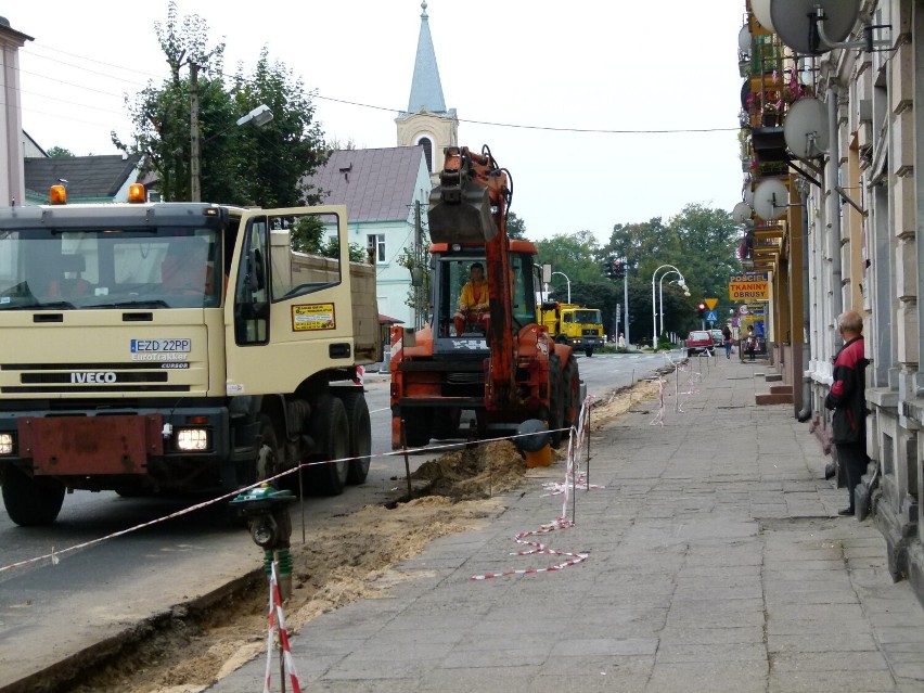 Na ul. Dąbrowskiego w 2013 roku kończył się remont ulicy i...