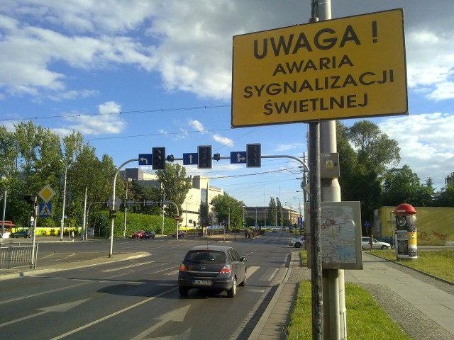 70-latek wjechał na pas zieleni uszkadzając sygnalizację świetlną oraz znaki.