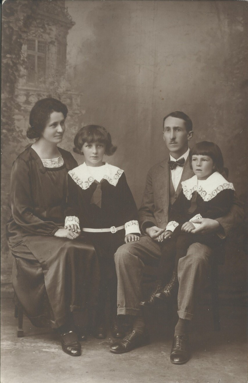 Rodzina Czarneckich - Antonina i Stefan z synami Stefanem i...